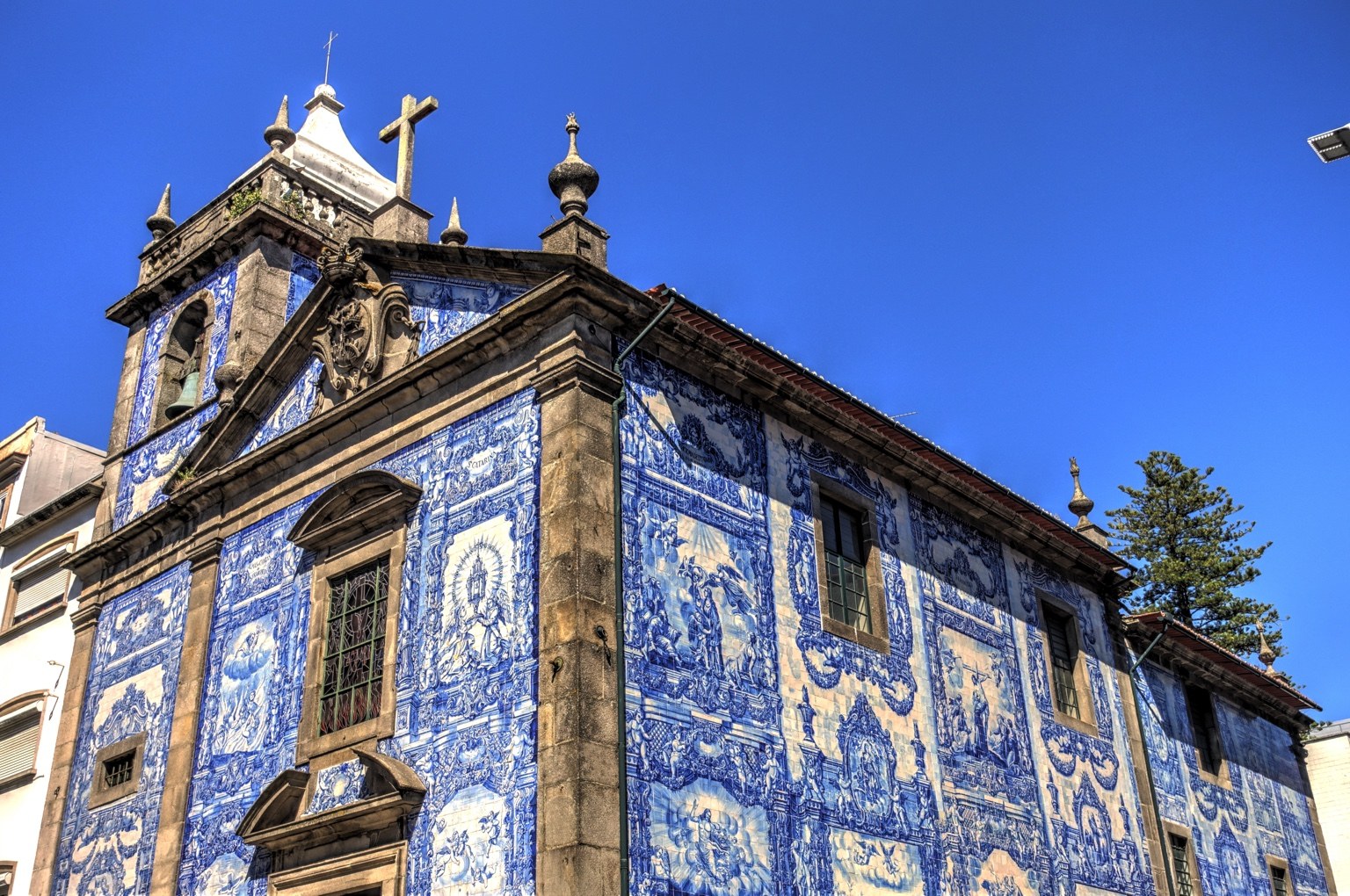 Vista angular da Capela das Almas na Baixa do Porto sob céu azul