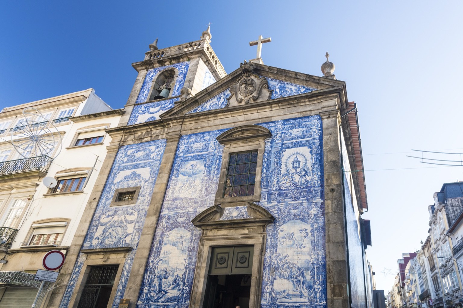 Fachada principal da Capela das Almas no Porto vista de baixo para cima