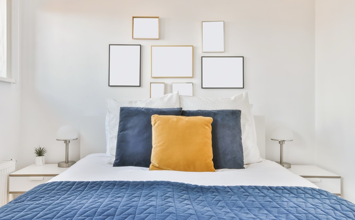 Quarto preparado para check-in em Airbnb no Porto com cama alinhada e ambiente luminoso