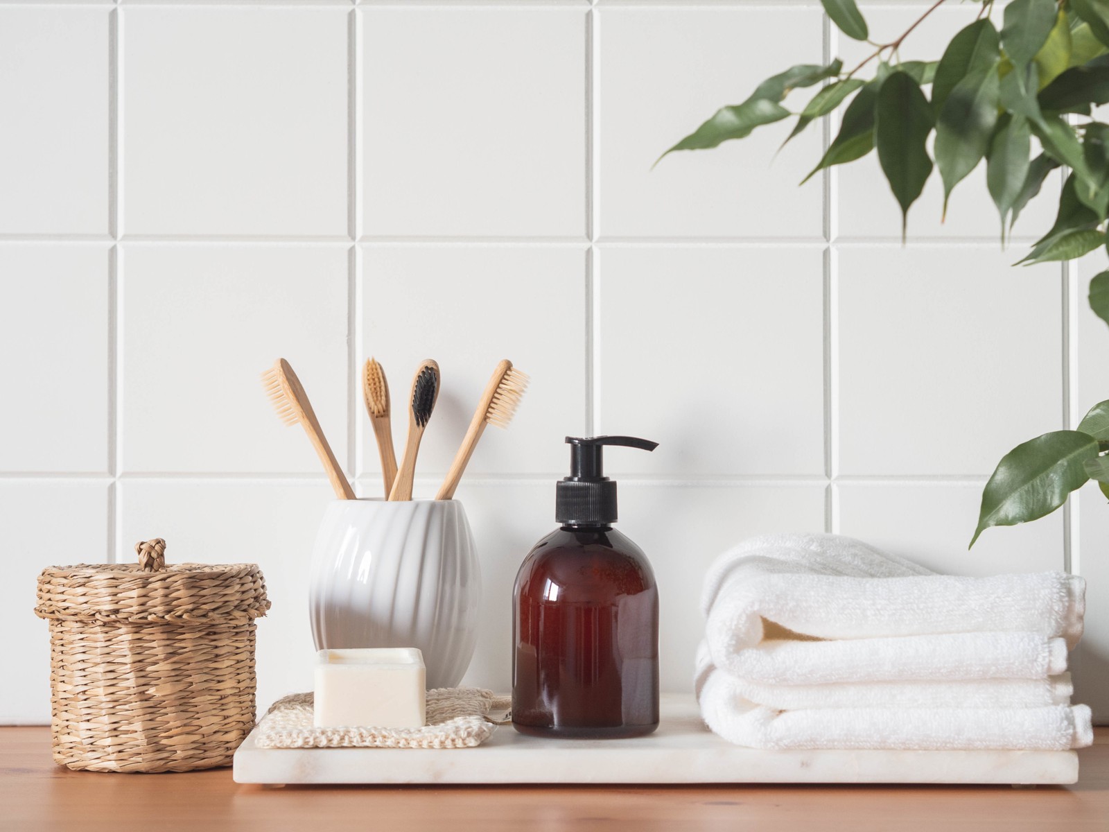 Produtos de higiene e toalhas preparados de forma organizada para receber hóspedes