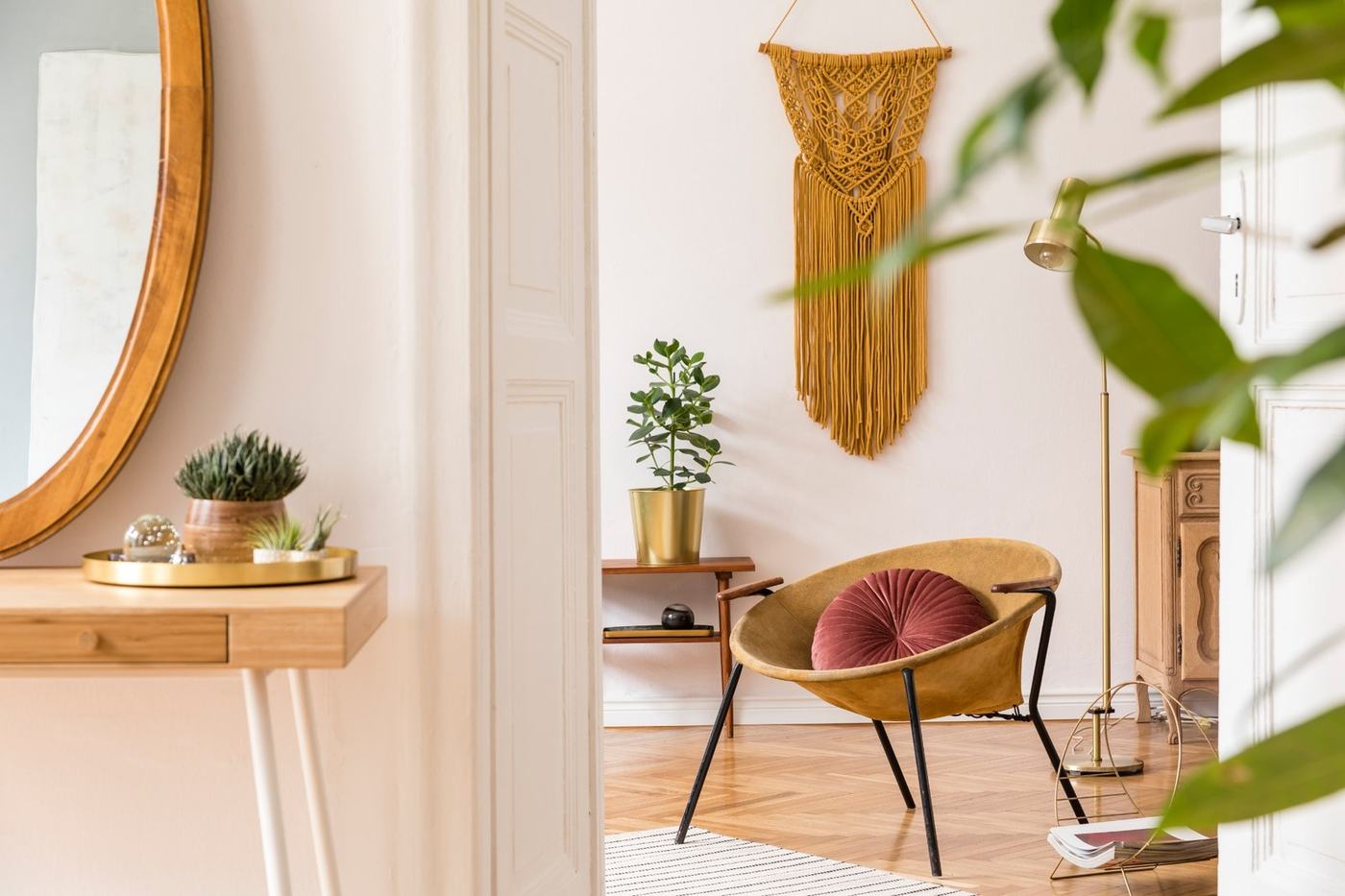 Espaço minimalista com poltrona, luminária e decoração bem alinhada, transmitindo ordem e cuidado