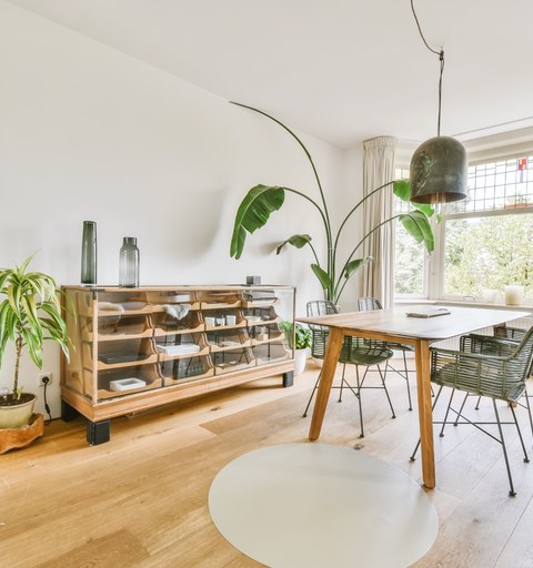 Sala de jantar limpa e organizada em alojamento local no Porto