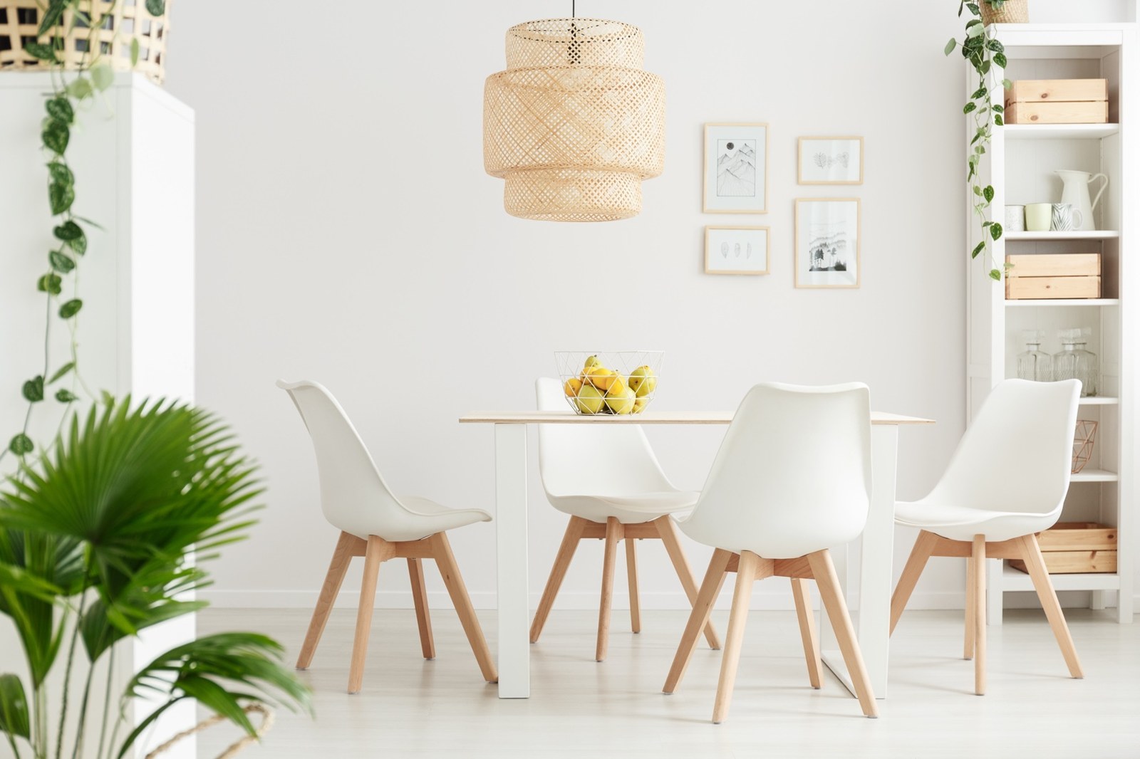 Espaço de refeição preparado e luminoso em alojamento local pronto para o check-in