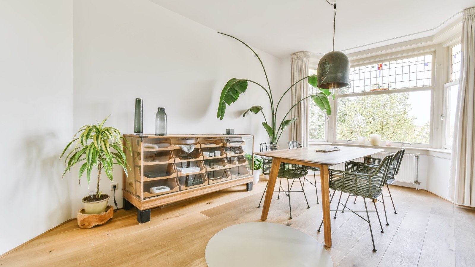 Sala de jantar limpa e organizada em alojamento local pronta para receber hóspedes