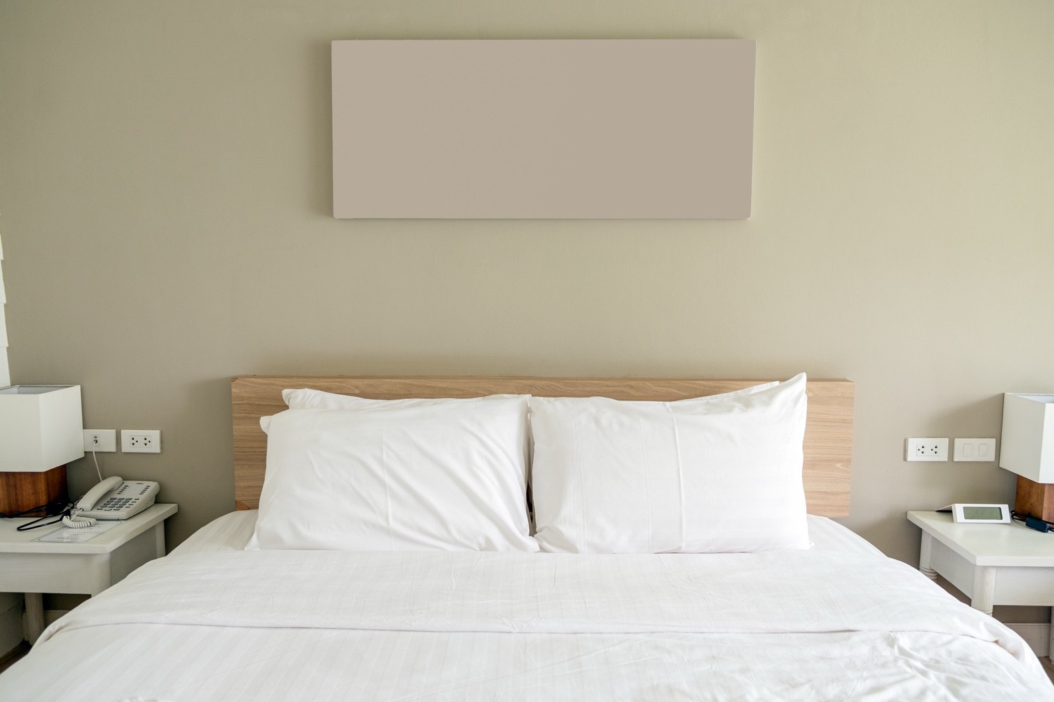Quarto de Alojamento Local preparado para check-in com cama e roupa de cama limpas