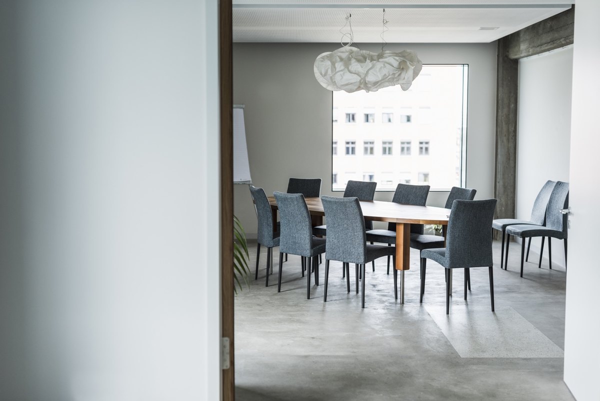 Sala de reunião limpa e organizada em escritório no Porto