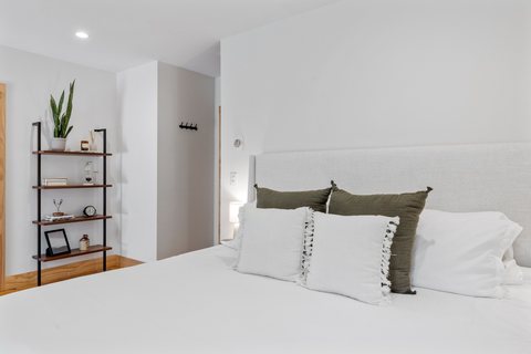 Quarto de Airbnb preparado para hóspedes no Porto