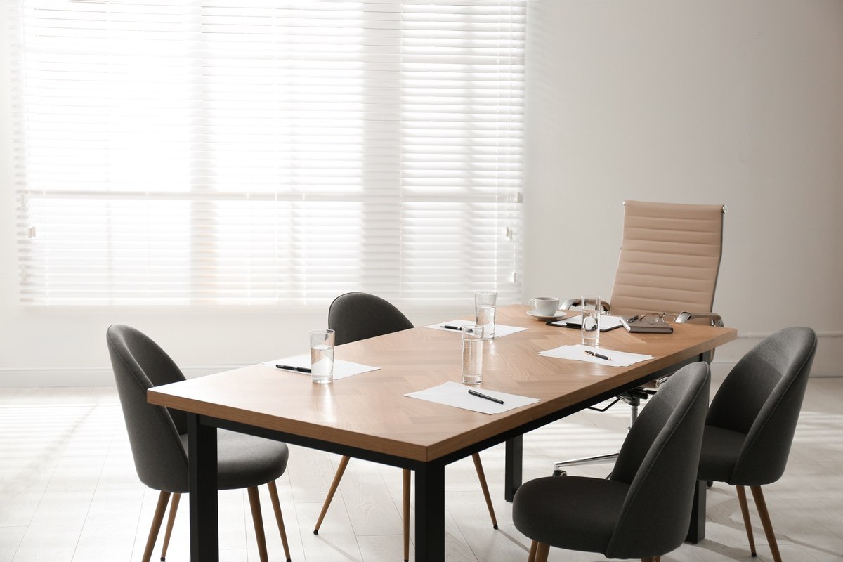 Sala de reunião preparada para receber clientes num escritório