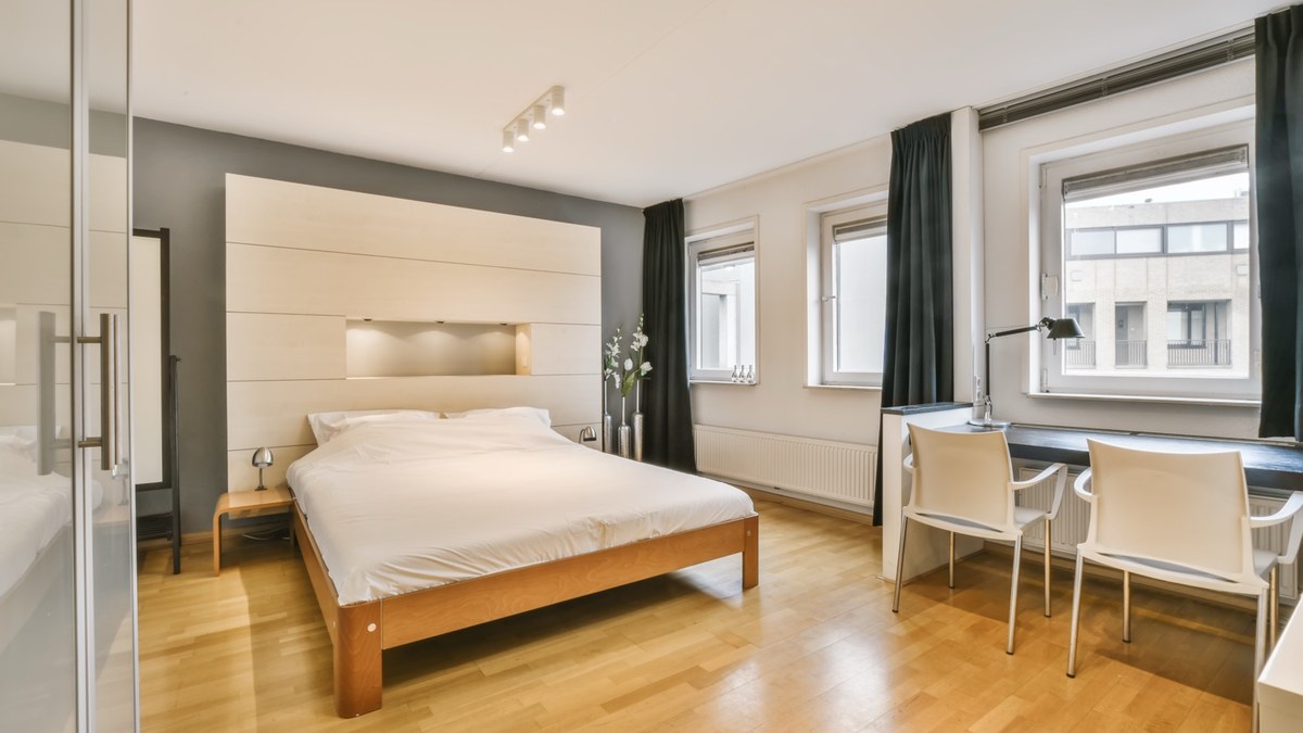 Quarto de hotel preparado para receber hóspedes no Porto
