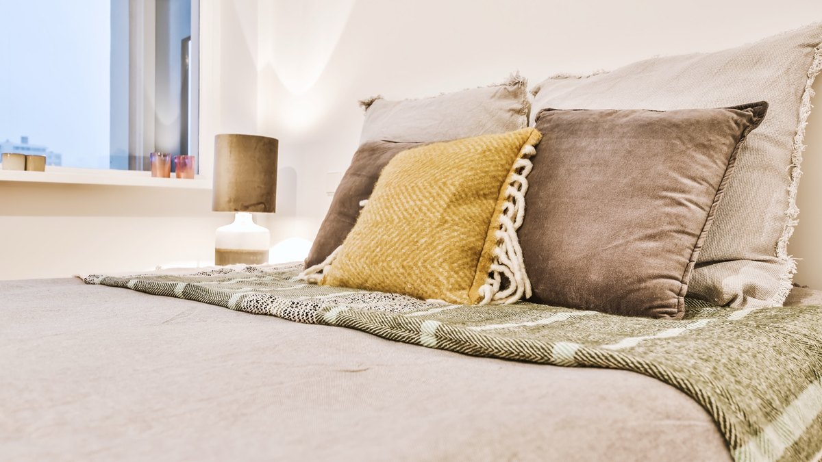 Cama preparada com roupa limpa para check-in em alojamento local no Porto
