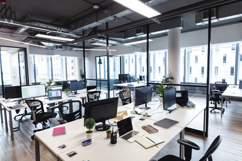 Limpeza profissional de escritórios em espaço corporativo moderno no Porto