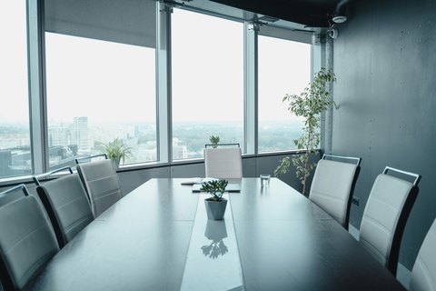 Sala de reunião limpa e organizada em escritório corporativo no Porto