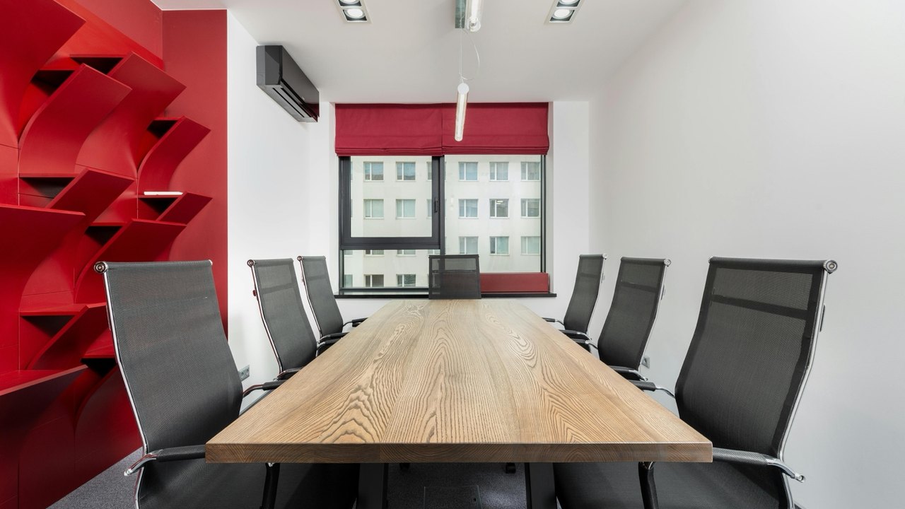 Mesa de reunião limpa e preparada para encontro profissional