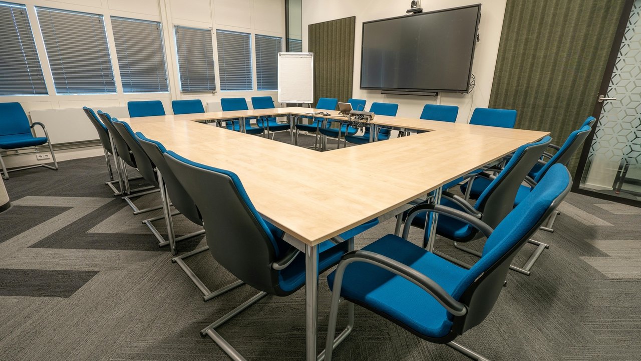 Sala de reunião preparada para receber clientes em escritório no Porto