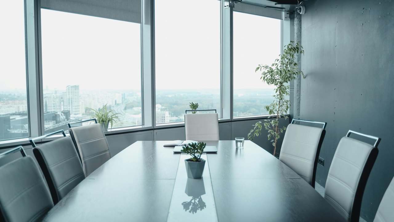 Sala de reunião limpa e organizada em escritório corporativo no Porto