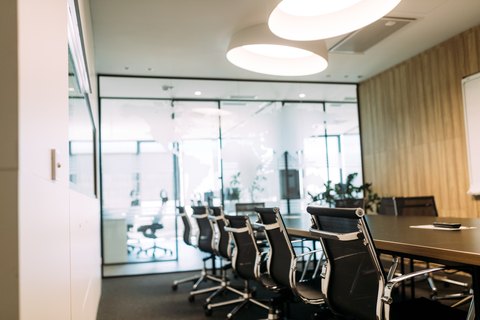 Sala de reunião organizada em escritório no Porto