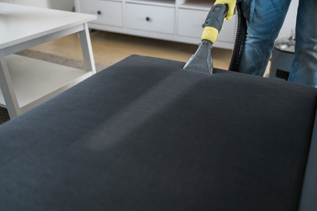 Limpeza profissional de tecido de sofá com equipamento de extração
