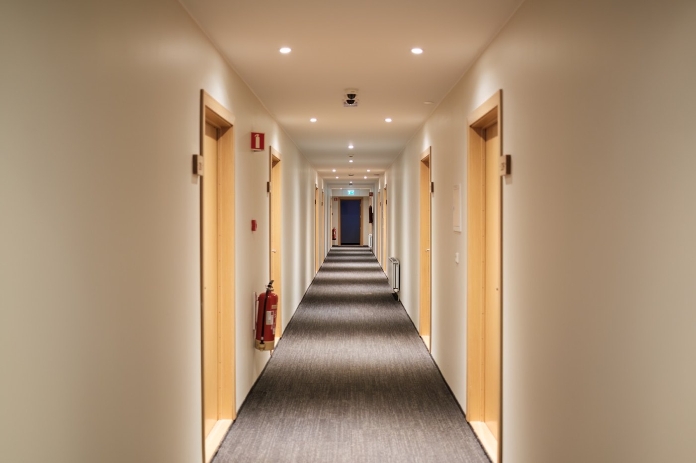 Corredor de hotel limpo e organizado como parte da experiência de hotelaria