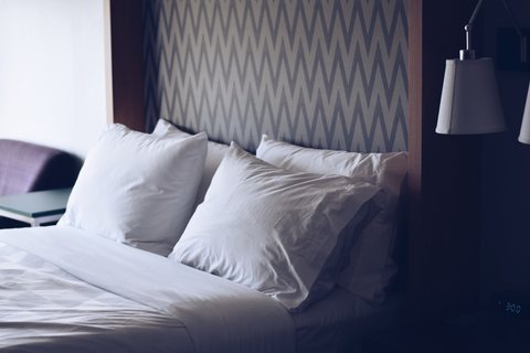 Quarto de hotel preparado por equipa de limpeza profissional no Porto