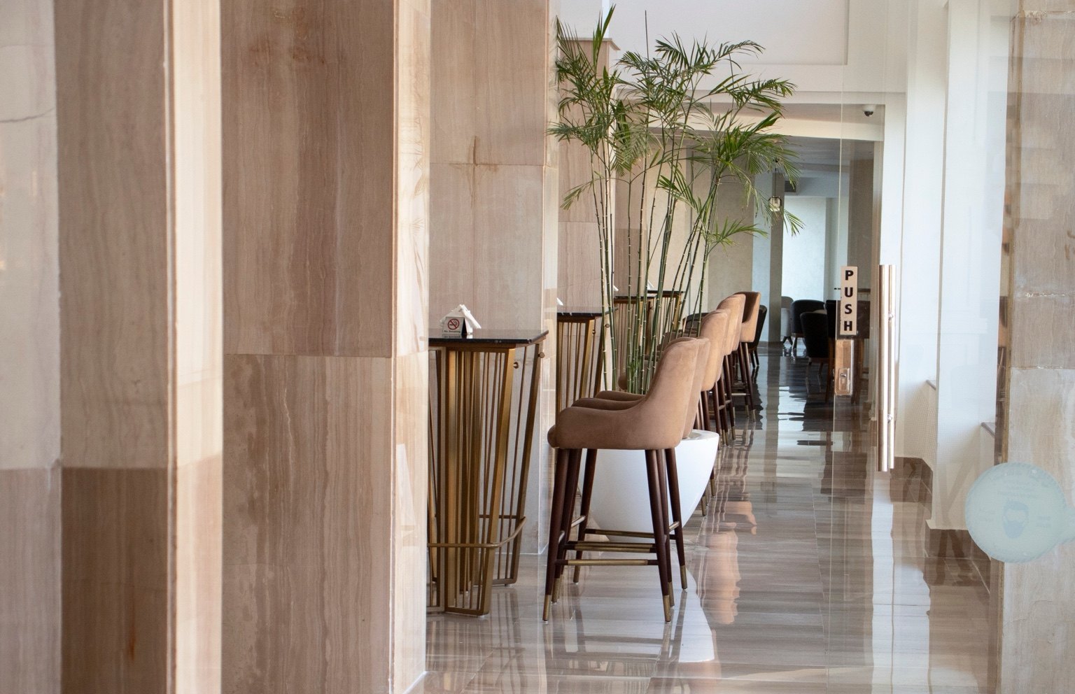 Área comum de hotel organizada e cuidada para circulação de hóspedes