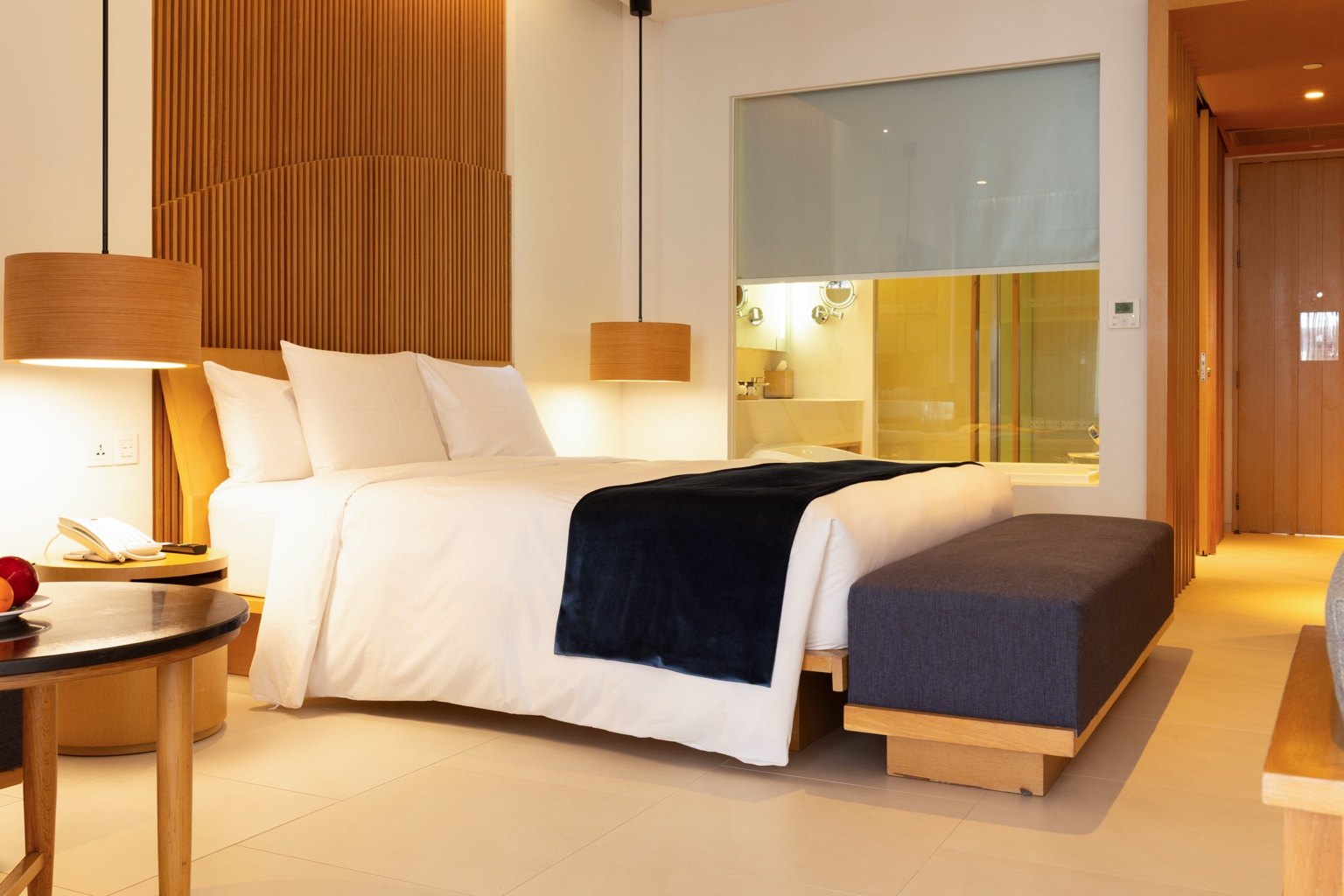 Quarto de hotel preparado com cama feita, ambiente cuidado e pronto para receber hóspedes