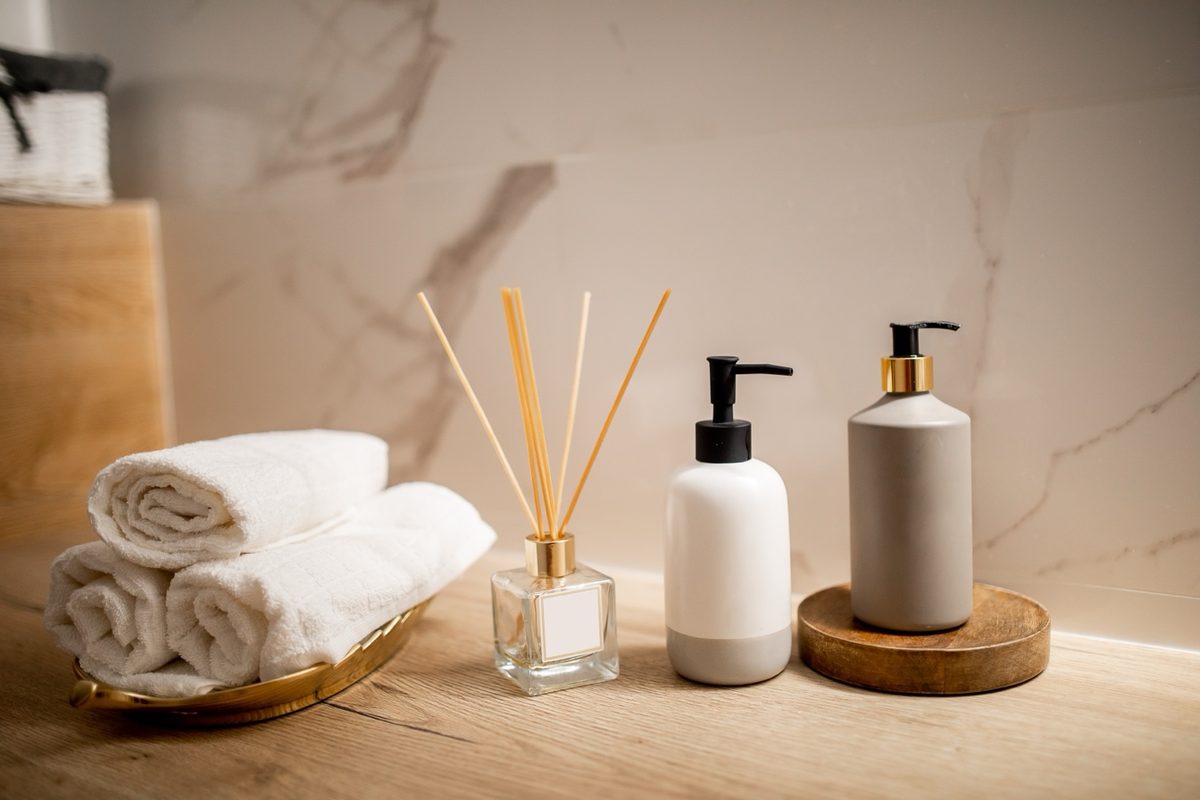 Amenities, toalhas e detalhes de hotelaria preparados para hóspedes