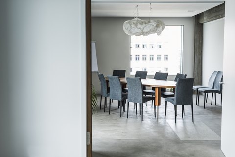 Sala de reuniões limpa e organizada, representando limpeza profissional no Porto para empresas e hotéis