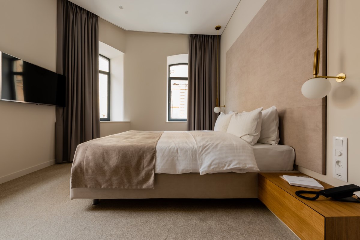 Quarto de hotel preparado com padrão de limpeza profissional no Porto