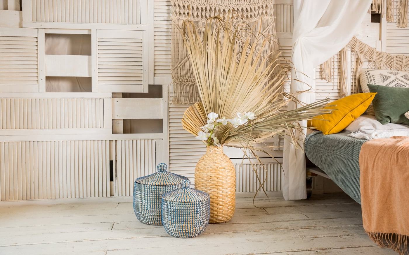 Quarto em estilo boho preparado para receber hóspedes