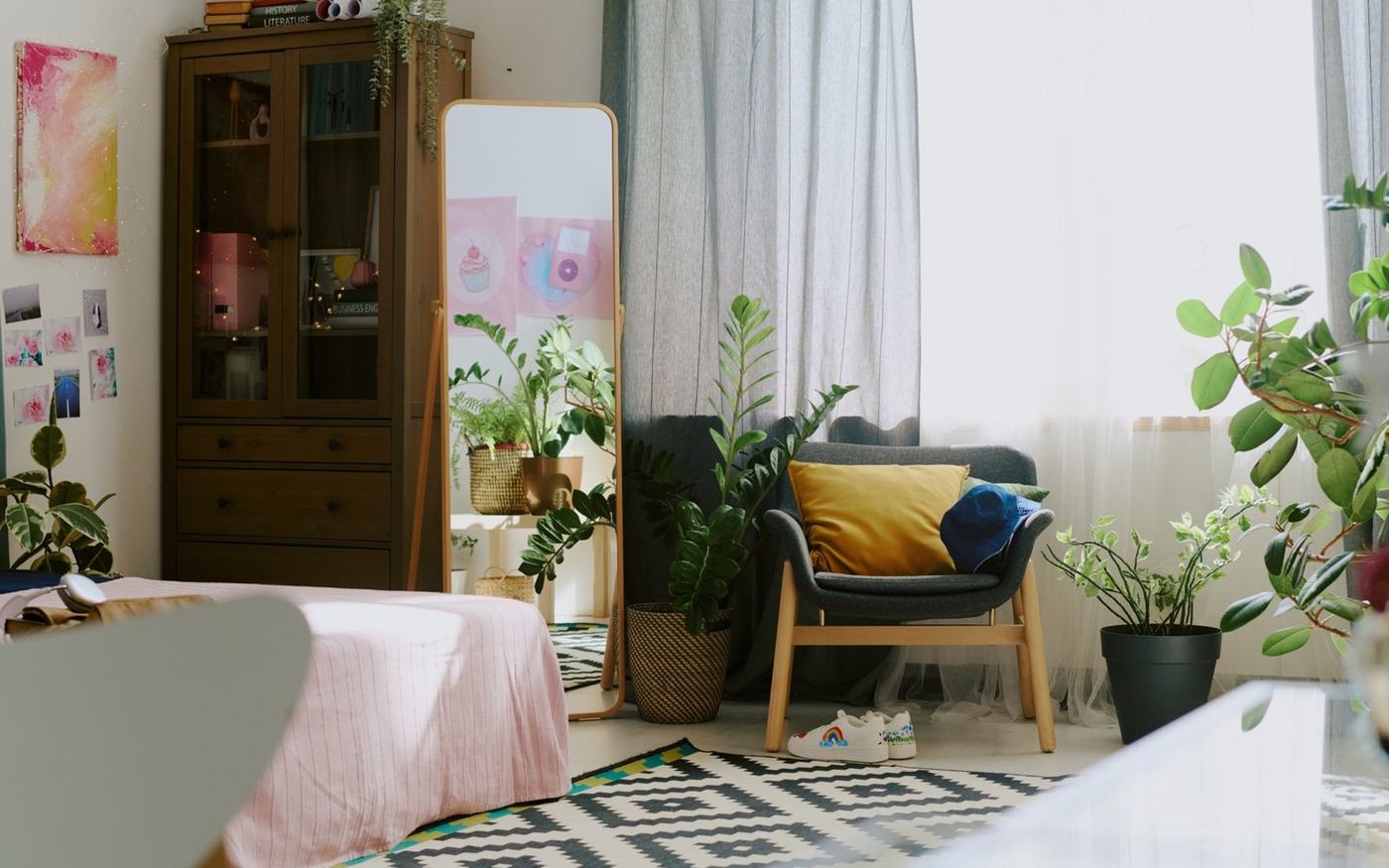 Quarto decorado com mobiliário moderno, plantas e sensação de espaço bem cuidado
