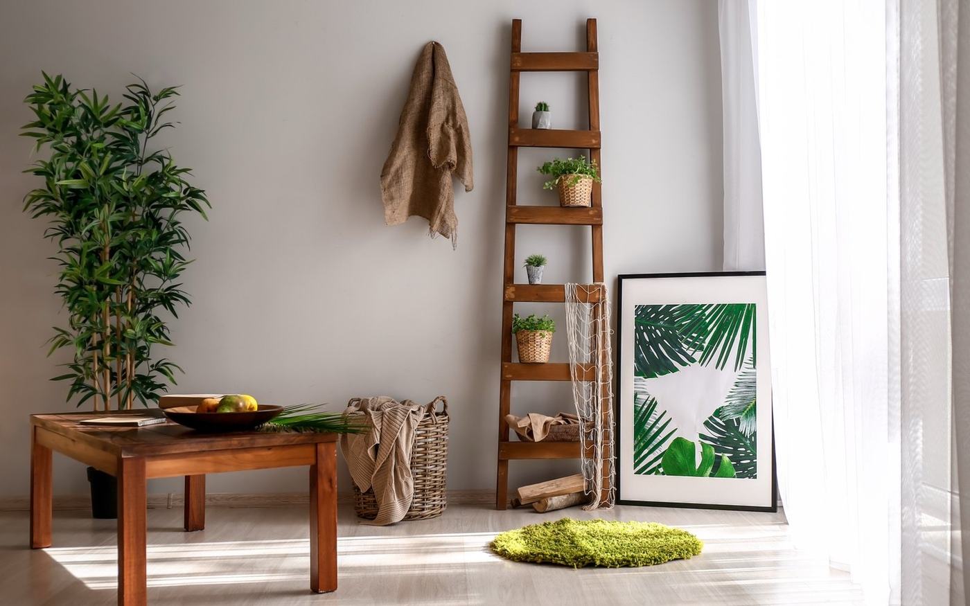 Interior luminoso e acolhedor de alojamento preparado para hóspedes