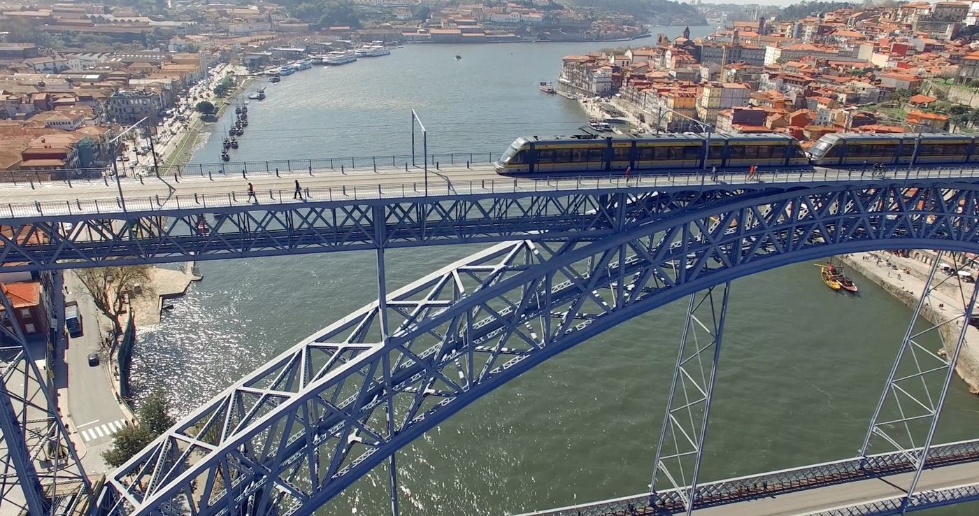 Vista da ponte Dom Luís I sobre o Douro na Páscoa, com o Porto em destaque e maior movimento turístico