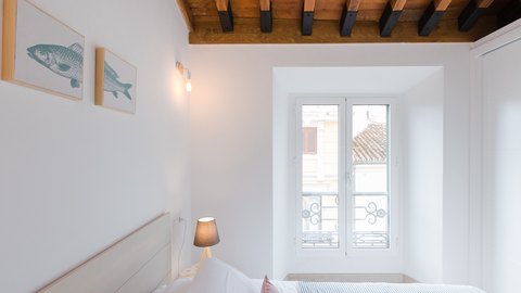 Quarto preparado para check-in em alojamento local no Porto