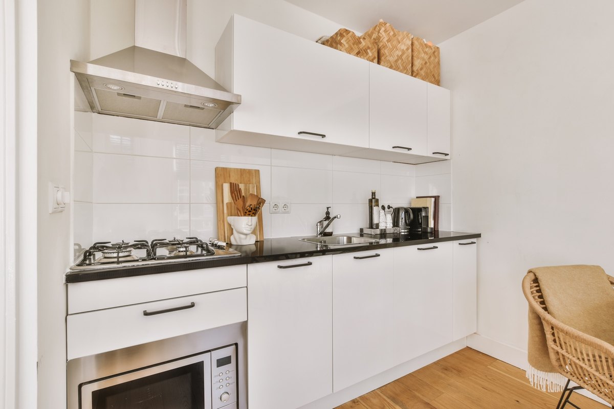 Kitchenette preparada para check-in em alojamento local no Porto