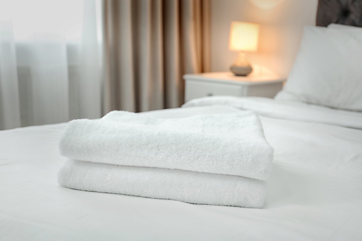 Têxteis alinhados e cama preparada para check-in