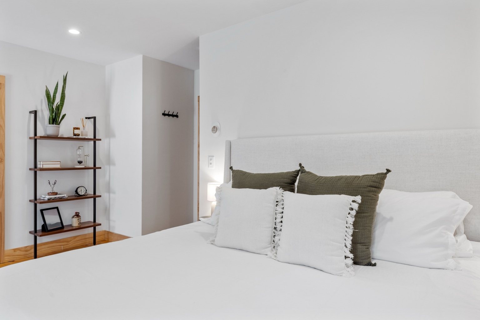 Quarto de alojamento local preparado com cama alinhada antes do check-in no Porto