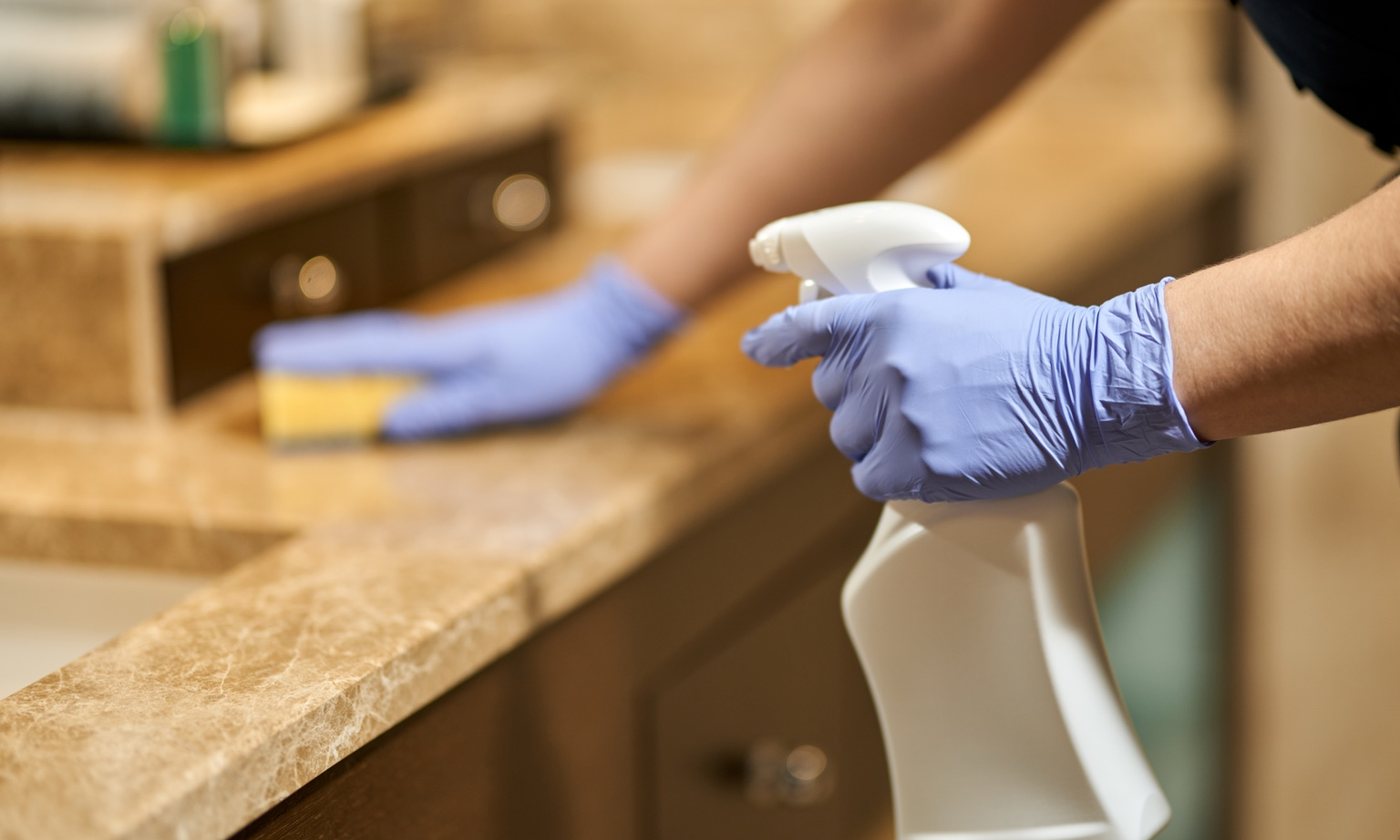 Aplicação técnica de produto de limpeza em casa de banho de alojamento local