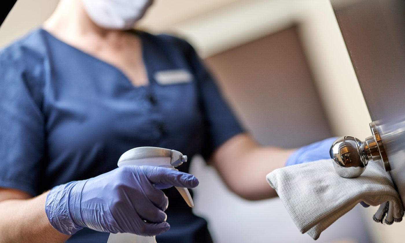 Desinfeção de puxador e superfície de contacto em quarto de alojamento local