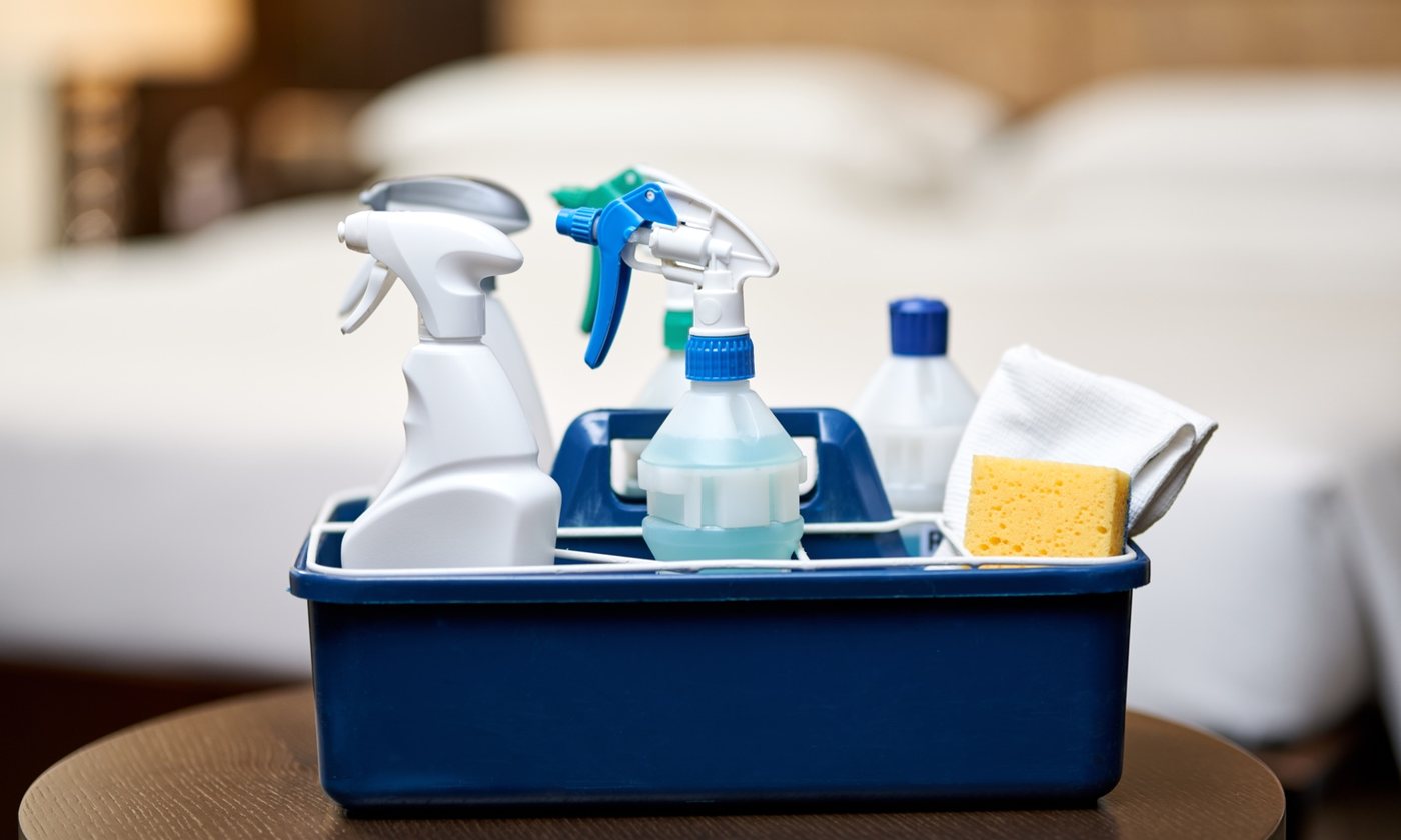 Kit profissional de produtos de limpeza preparado para operação em alojamento local