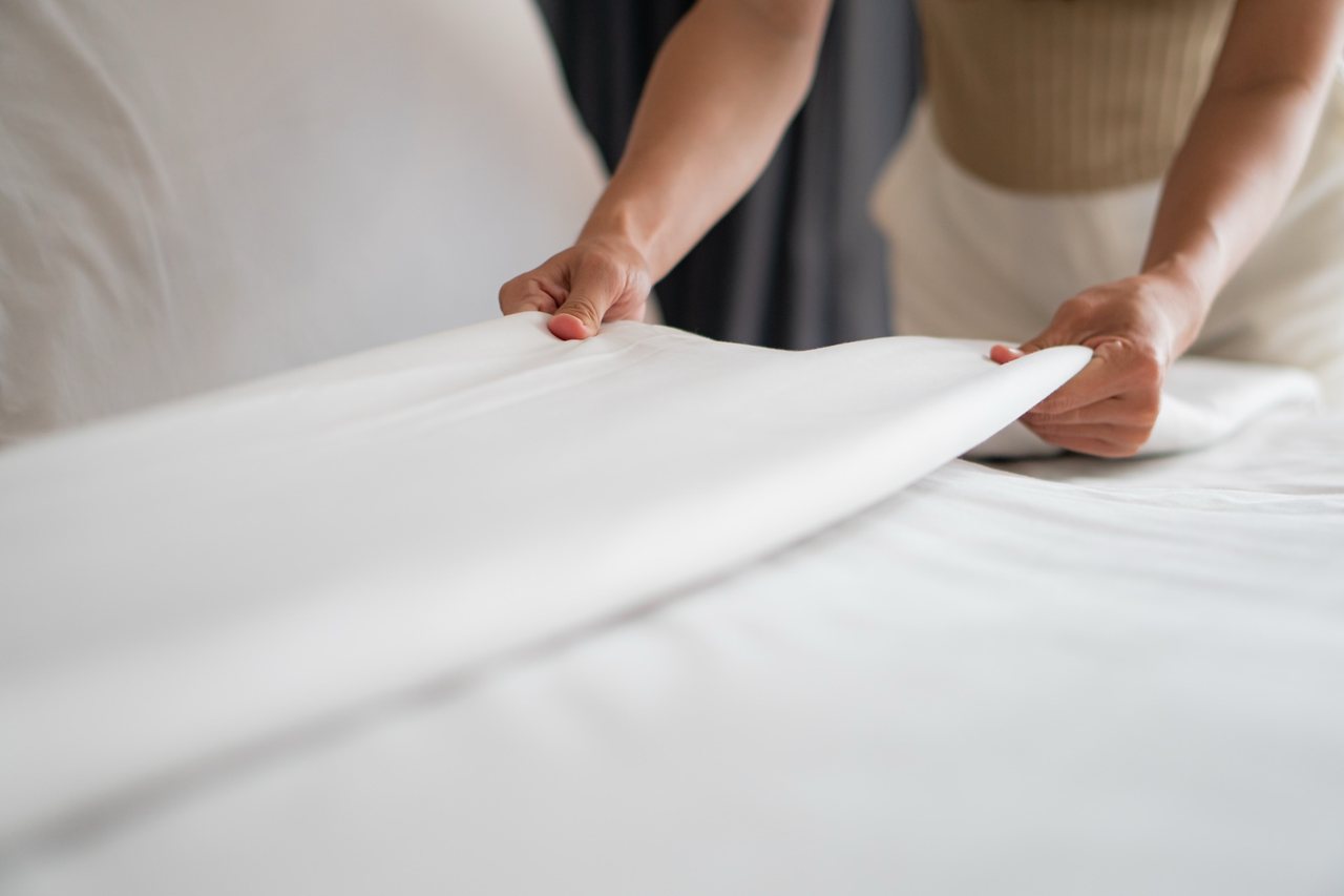 Cama de hotel preparada com lençóis limpos e revisão final