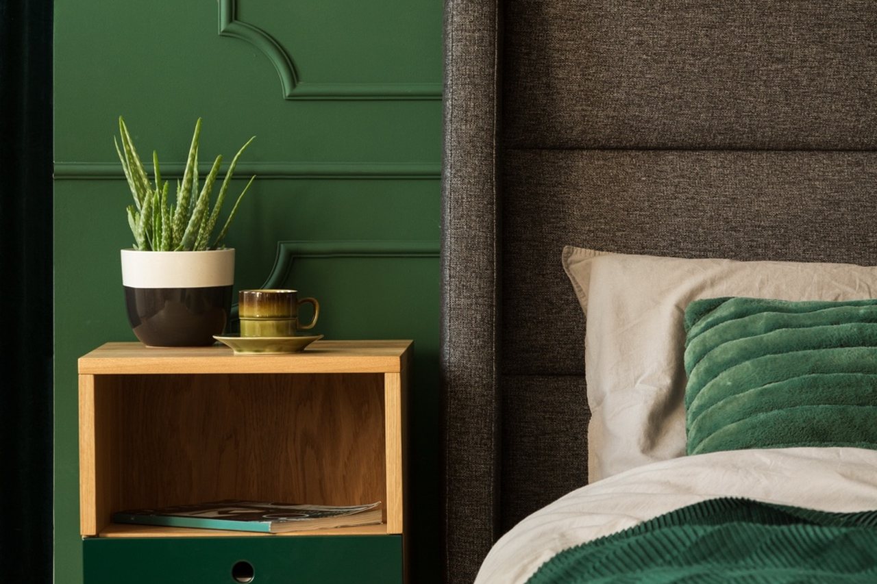 Quarto de boutique hotel preparado com cama alinhada e atenção ao detalhe
