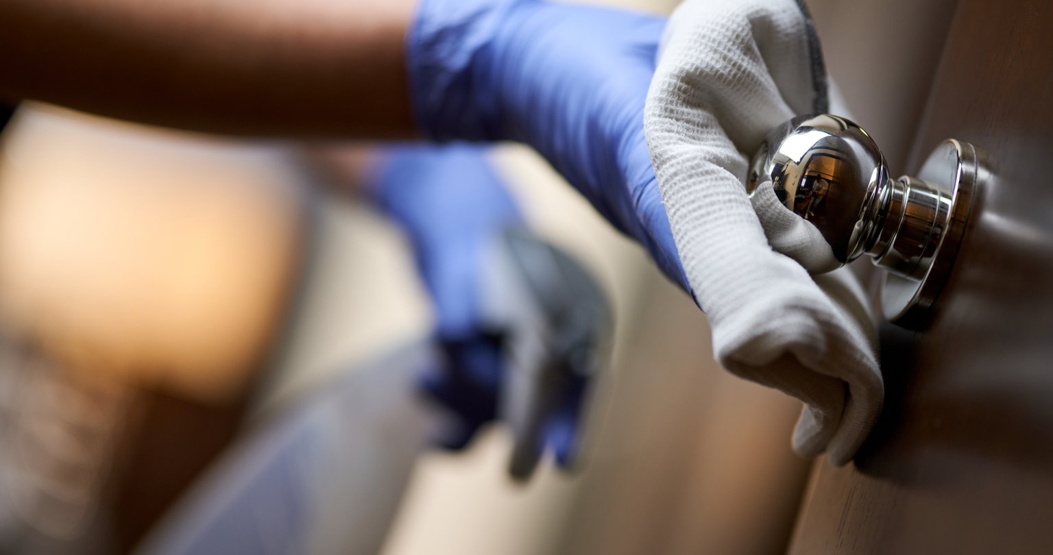 Limpeza de maçaneta — detalhe que influencia reviews