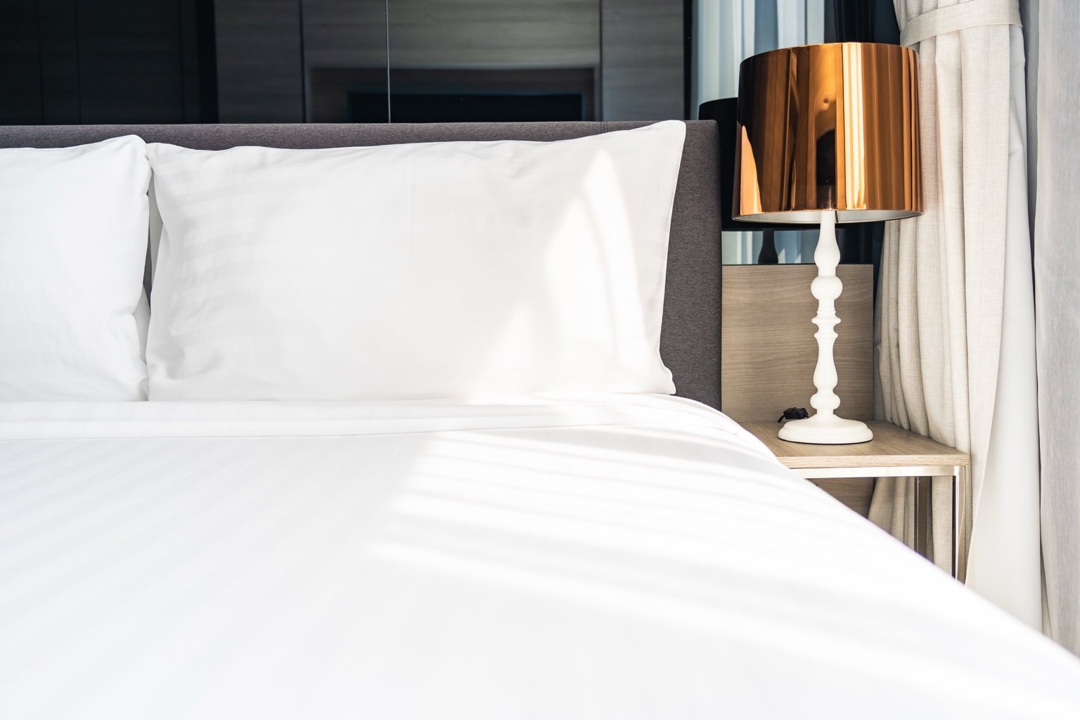 Cama de alojamento local preparada para check-in com padrão hoteleiro