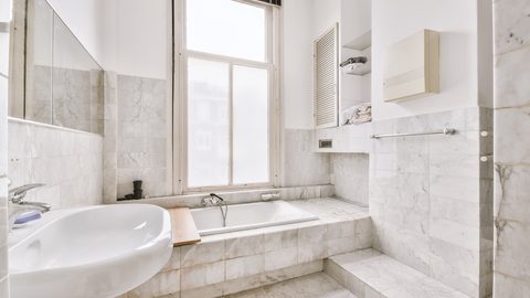 Casa de banho limpa em alojamento local no Porto