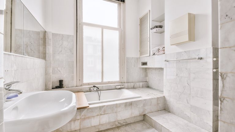 Casa de banho limpa em alojamento local no Porto