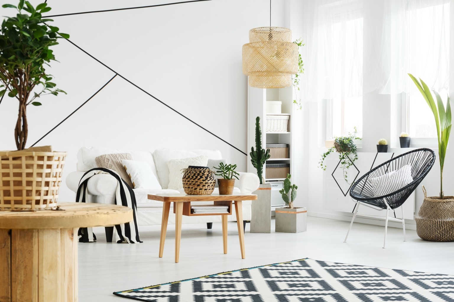 Sala organizada e luminosa num alojamento local preparado para hóspedes