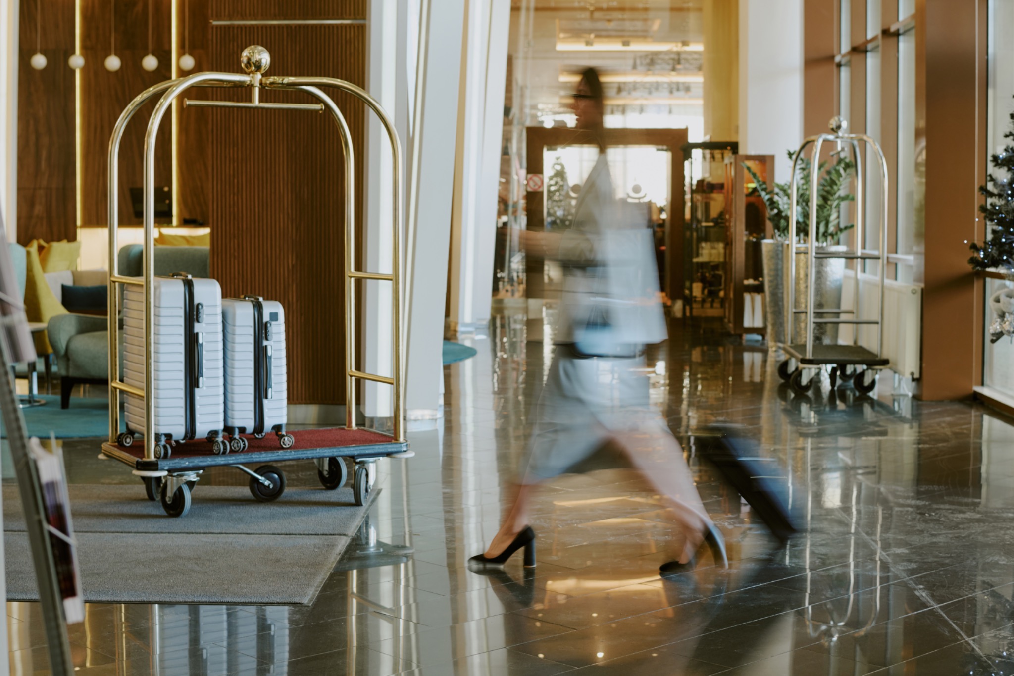 Lobby de hotel com carrinhos de bagagem — troca de hóspedes e consistência operacional